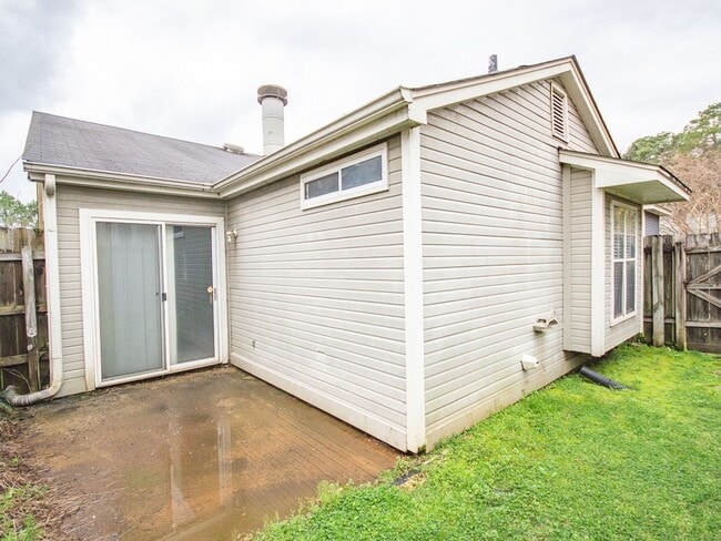 Building Photo - Location...Location....Location in Madison!