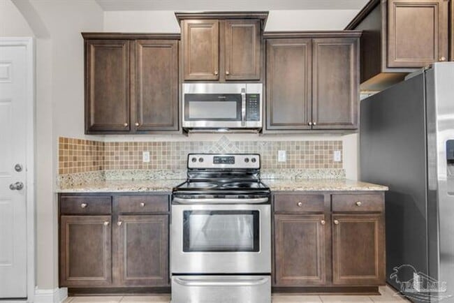 Building Photo - Beautiful Home in Waterford Sound