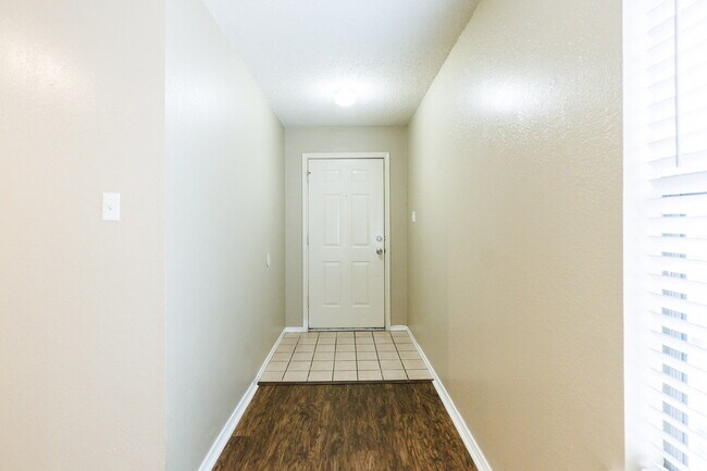 Building Photo - Welcome to this Spacious 2-Bedroom Home!