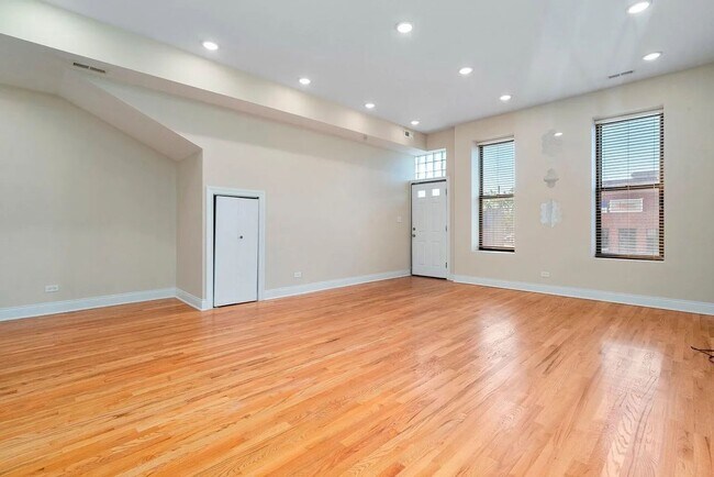 Building Photo - 1634 W Cermak Rd