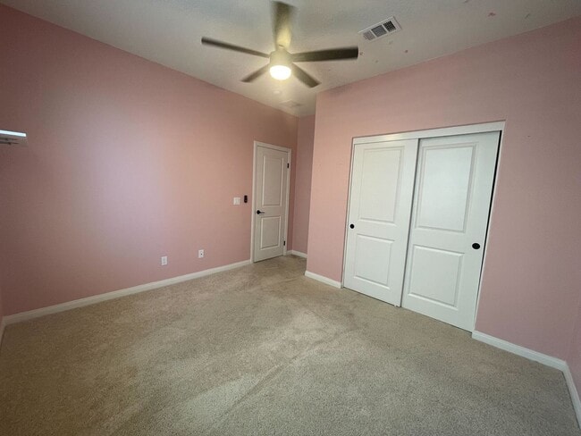 Building Photo - Comfortable & Convenient Living in the Hea...