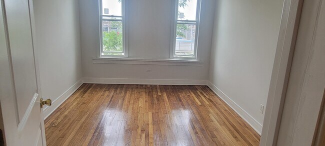 Building Photo - 3207 N Wilton Ave