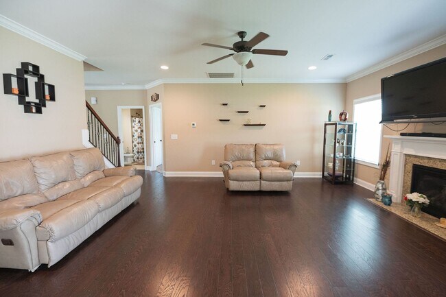 Building Photo - Spacious stunning 5-Bedroom 4 bathroom Home in a Desirable Neighborhood in Summerfield NC