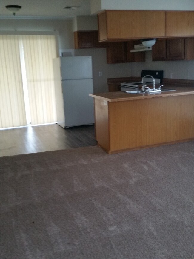 Building Photo - 2 bed 2 bath with washer/dryer connections