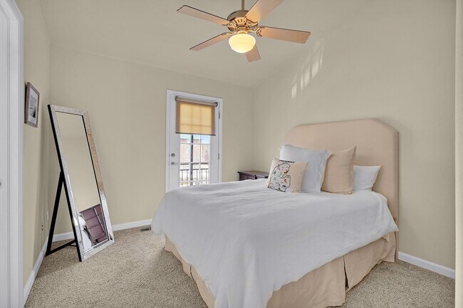 Building Photo - Immaculate 3 Bedroom Townhome Near Downtown COS