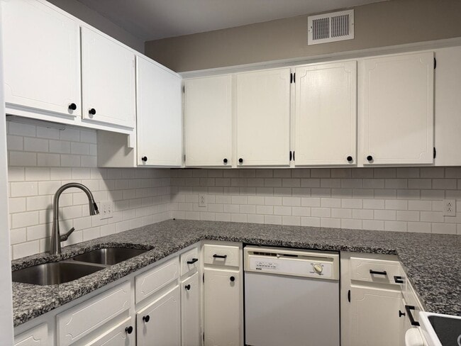 Building Photo - 3-Bedroom Townhome Just Minutes From Downtown Hickory!