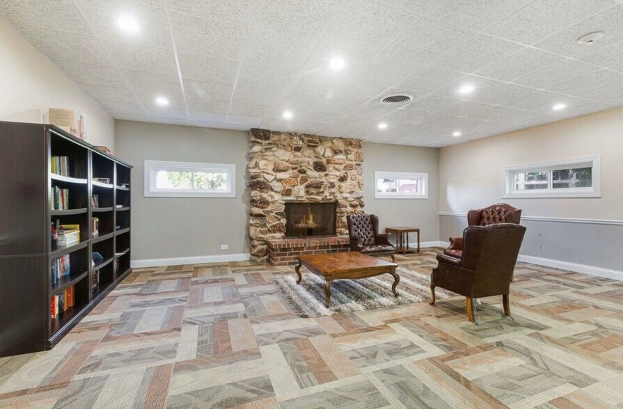 Building Photo - 450 Plum Creek Dr