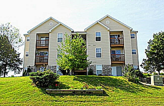 Building Photo - Renovated Nice Garden Level 2 bedroom 2 Bath Apartment near Branson Hills