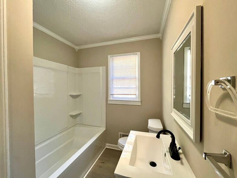 Building Photo - 510 Martha Ave