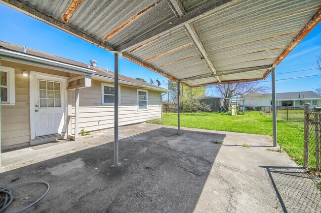 Building Photo - 602 N Circle Dr