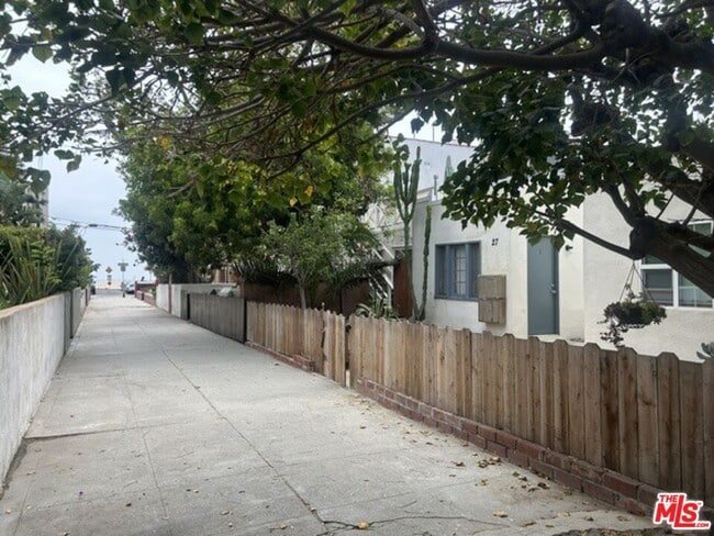 Building Photo - 27 Eastwind St