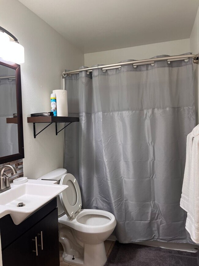 Building Photo - Bradley Short Term Rental