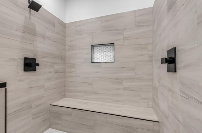 Building Photo - Sleek & Modern 3/2 in Garden Oaks