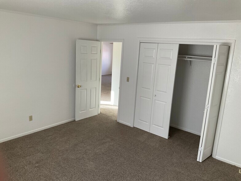 Building Photo - 608 N Orchard Ave