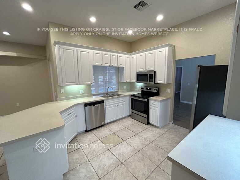 Building Photo - 200 Seven Oaks Dr