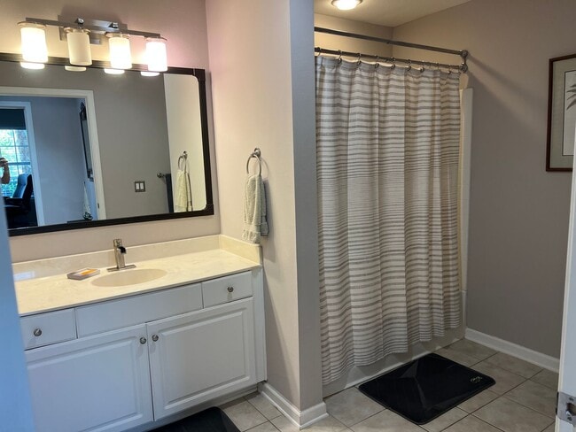 Building Photo - First Floor Condo at Bridgepointe - Beauti...