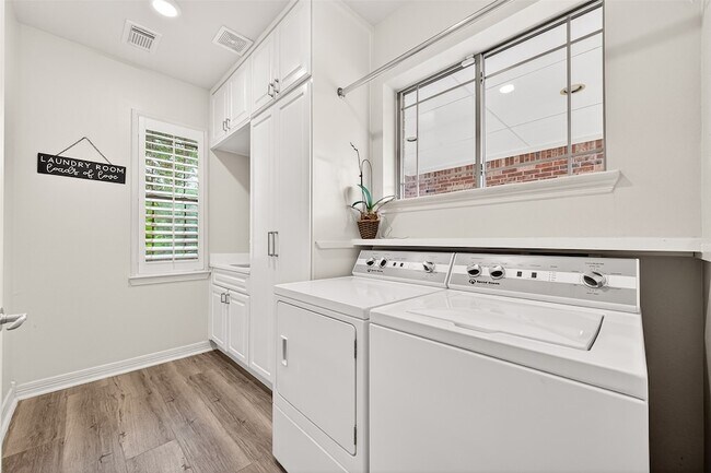 Building Photo - 3510 Artesian Springs Ln