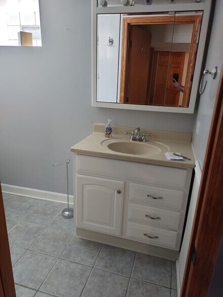 Bathroom - 2717 W Rascher Ave
