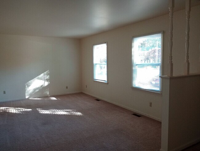 Building Photo - 2 Bedroom, 2 Full Bath Single Family Home ...