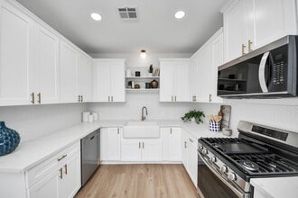 Building Photo - 300 Narcissus Rd