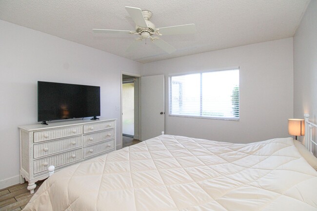 Building Photo - ** 2/2 FIRST FLOOR EMERALD LAKES BEAUTY RE...