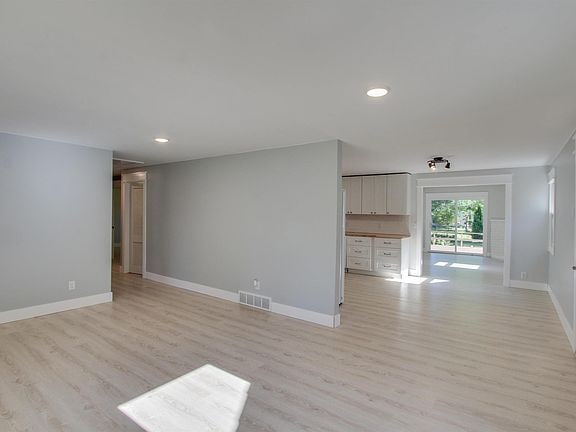 Building Photo - 1865 Maple Dr