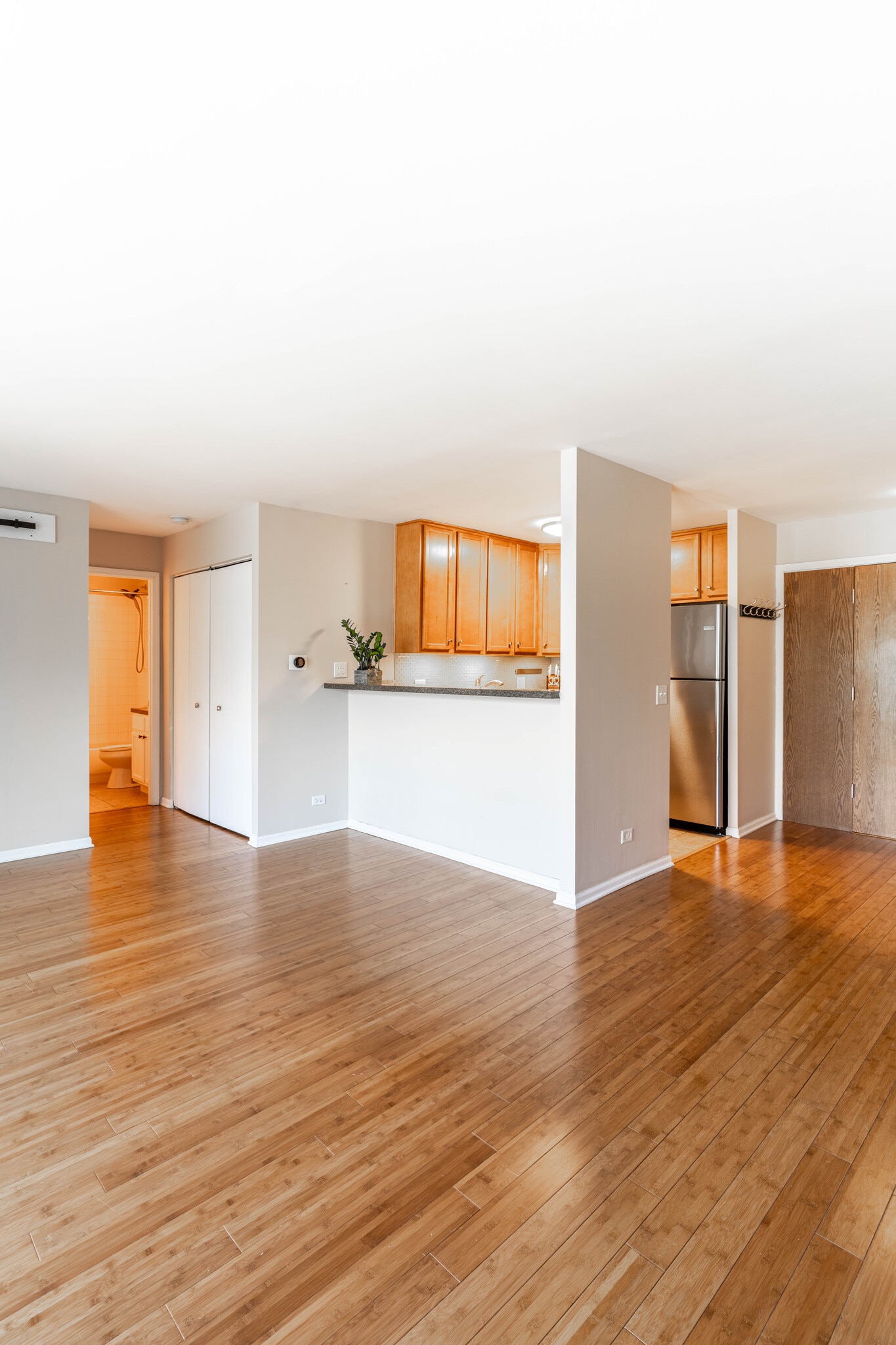 Building Photo - 5950 Oakwood Dr