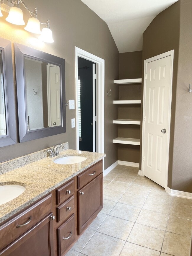 Building Photo - 11122 Barker Park Ct