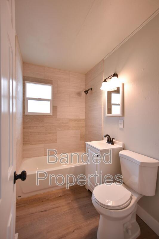 Building Photo - 263 Maple St