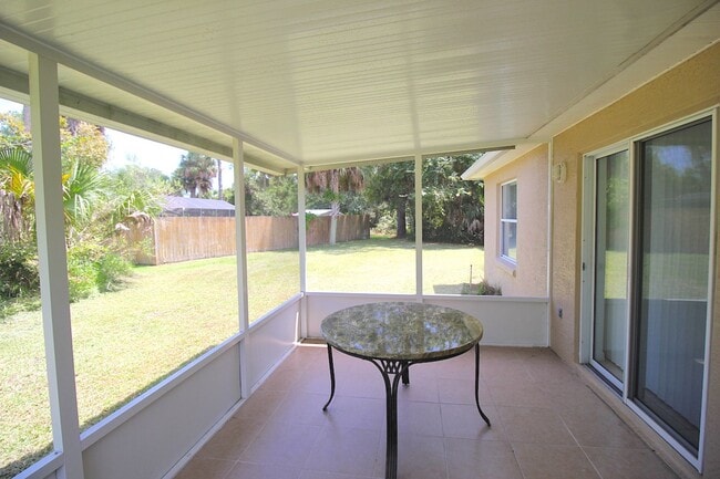 Building Photo - Roomy 3 Bed 2 Bath Screened Lanai Home for Rent in Pine Lakes