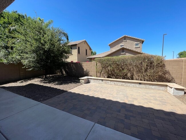 Building Photo - Community pool *Covered back patio with ex...