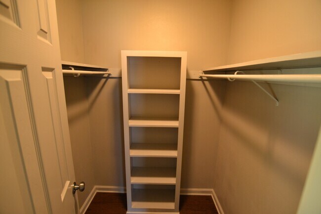 Building Photo - Charming 3 bedroom Duplex Conveniently Loc...