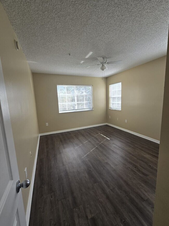 Building Photo - RESORT STYLE, BEAUTIFUL 2 BEDROOM AND 2 BATHROOMS ON THE TOP FLOOR
