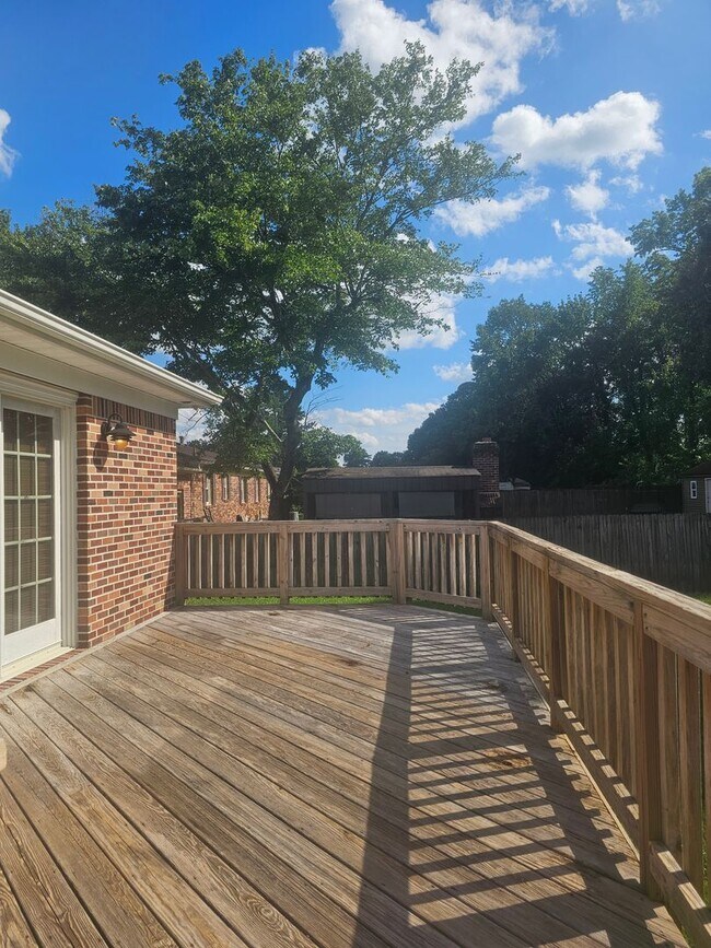 Building Photo - 1068 Sharon Dr