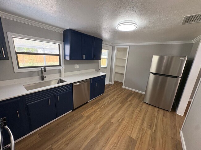 Building Photo - 2 Bed 1 Bath Single Family w/ Fenced Backyard