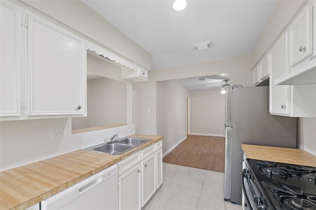 Building Photo - 7111 Pinehook Ln