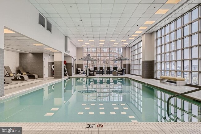 Building Photo - 250 S President St