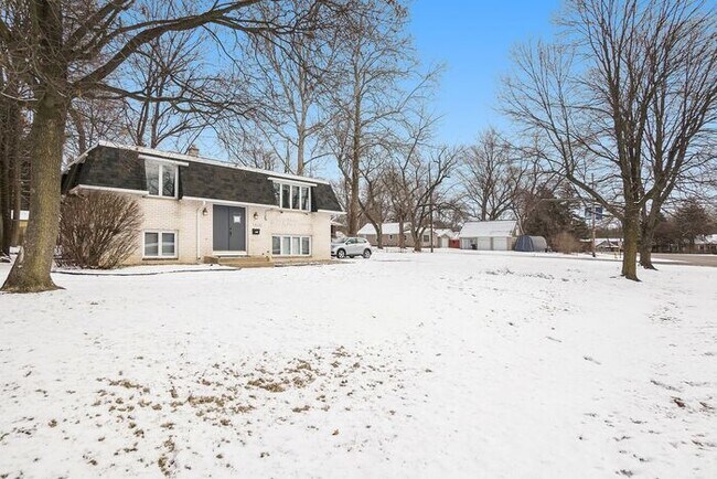 Building Photo - Unique Upper Floor Two Bedroom Flat $1099