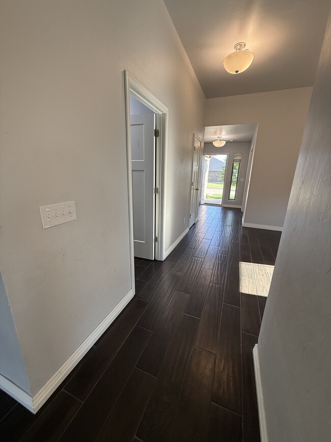 Building Photo - 4405 W Country Club Dr