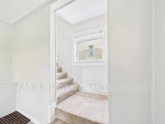 Building Photo - 448 E Voris St