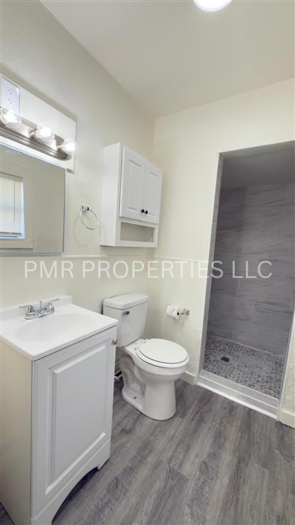 Building Photo - 2 Bedroom/ 1 Bathroom- House