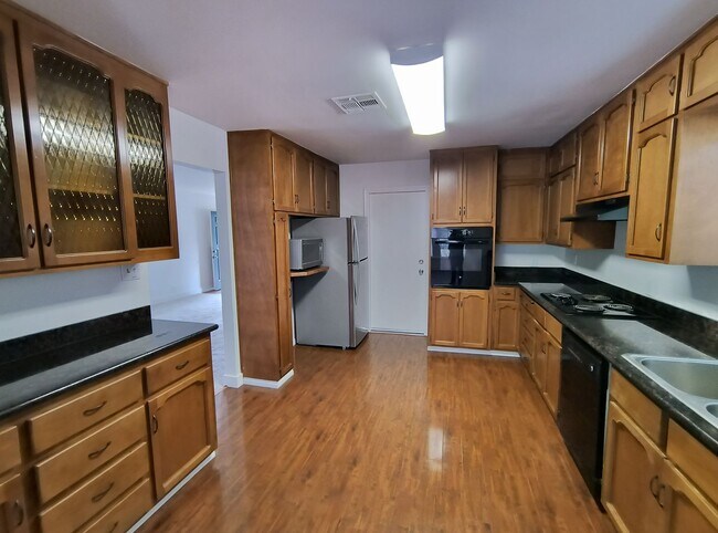 Building Photo - Darling Home on Darlene!