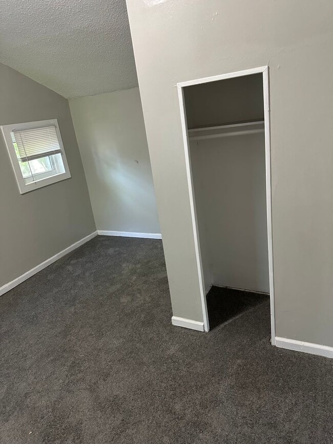 Building Photo - Fenced Yard