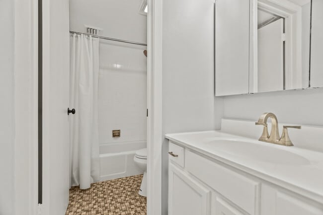 Building Photo - 2310 Woodbridge Way