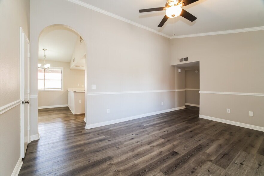 Building Photo - 440 E San Pedro Ave