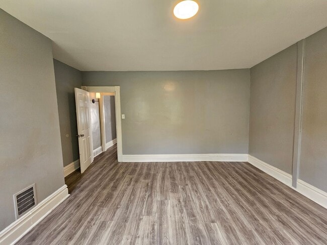 Building Photo - Spacious 3 bedroom 1 bath house for rent i...