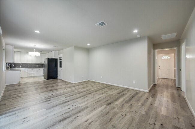 Building Photo - 5451 Loch Lomond Dr