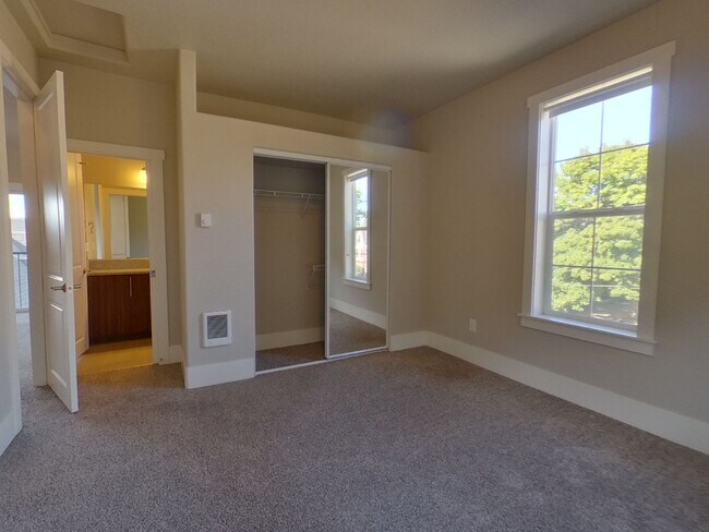 Building Photo - Greek Street Townhomes (335)