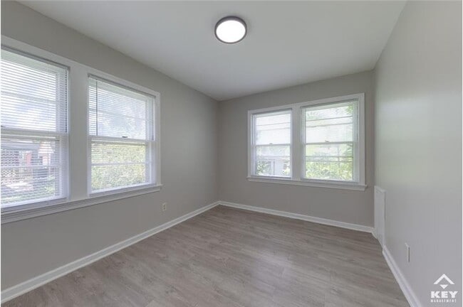 Building Photo - 209 S Custer Ave