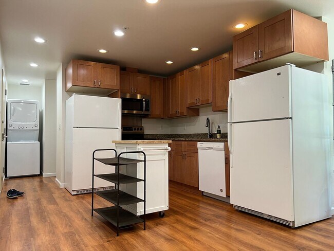 Building Photo - UW 22nd Ave Duplex